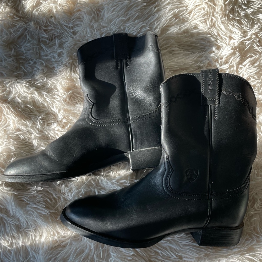 Barely worn, Black Men’s Ariat Heritage Roper boots size 9.5